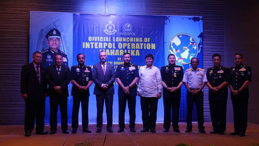 Federal police Internal Security and Public Order Department director Datuk Seri Zulkifli Abdullah (five, left) said the operation would be assisted by Interpol (International Criminal Police Organisation) in the aspects of training, sharing of data, and asset preparation. (pix by Awang Ali Omar)