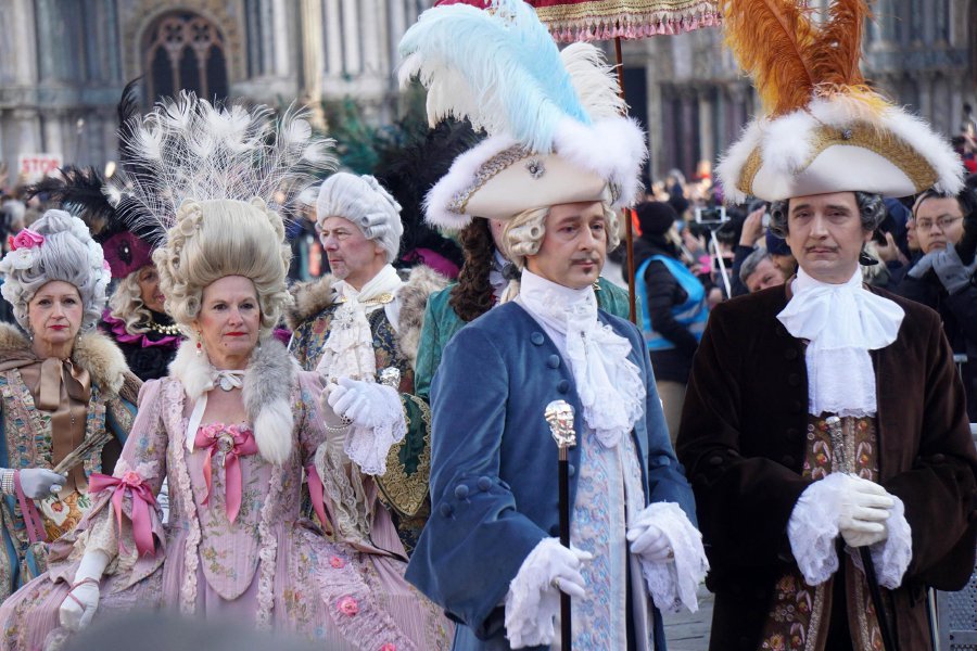 Venice Carnival takes wing with 'flight of the angel' | New Straits ...