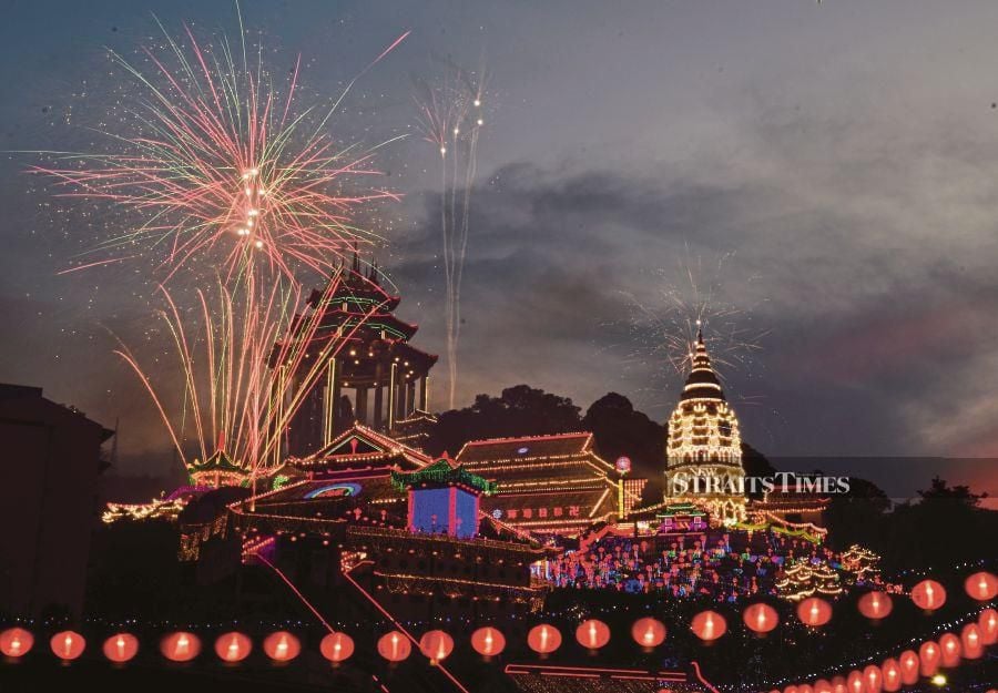 Police have issued guidelines to those looking forward to setting off fireworks ahead of the Chinese New Year celebration starting tomorrow.- BERNAMA pic