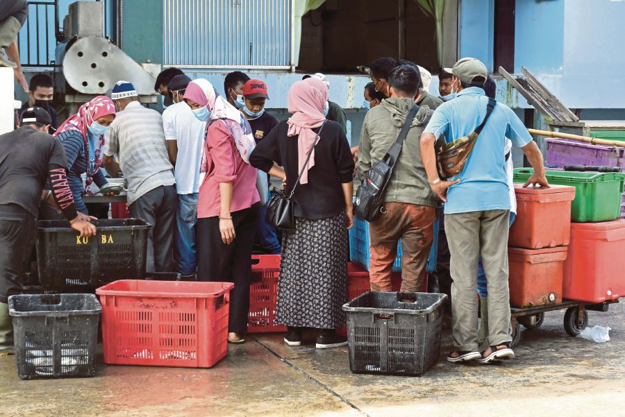 Pandemic fatigue causes people to become complacent in adhering to the SOP. - Bernama Pix
