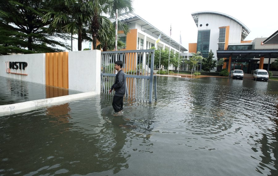The main entrance of the New Straits Times Press Bhd (NSTP) printing plant was inundated with flood waters. Pic by ROSLI AHMAD.