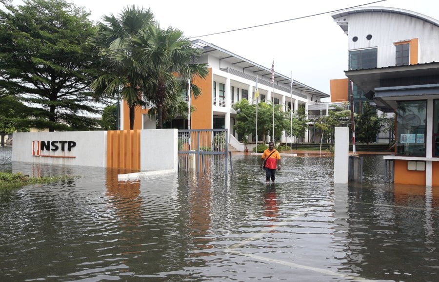 The flood situation at New Straits Times Press Bhd (NSTP) printing plant in Prai. Pic by ROSLI AHMAD