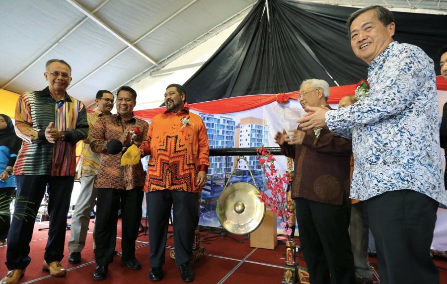 State Tourism Committee chairman Datuk Tun Hairudin Abu Bakar (third right) attended the opening ceremony of Hotel D'Wharf and Service Residence Port Dickson. Also present TSR Group Chief Operating Officer Datuk Wan Abd Razak Ismail (second right). (NSTP/HASRIYASYAH SABUDIN) 