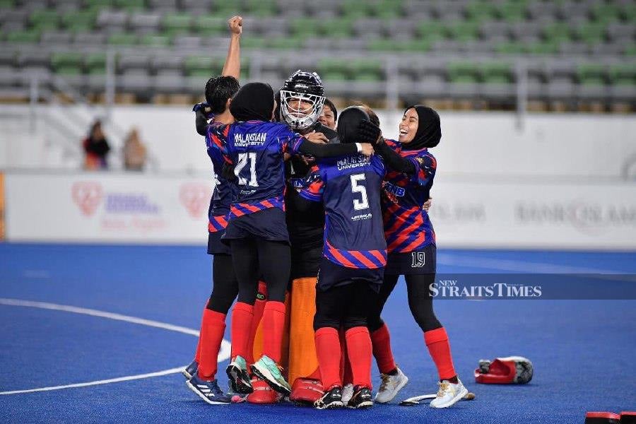 Malaysian University players celebrate winning the Charity Shield against treble champions Negri Sembilan in the Malaysia Hockey League in Bukit Jalil today. NSTP/AFTAR SINGH