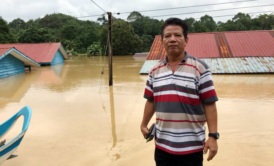  SK Nanga Selangau headmaster Bubong Janting could not contain his tears watching the primary school inundated by floods. Pix by Harun Yahya 