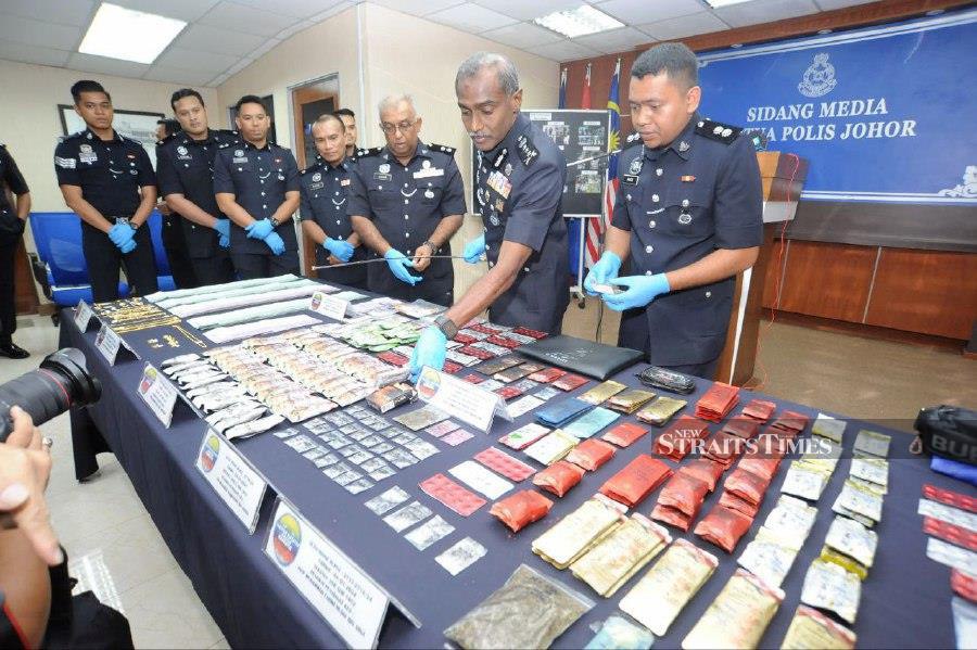 Johor narcotic police crippled a drug trafficking syndicate operating from rented gated and guarded houses, in six raids on Monday. - NSTP/IZZ LAILY HUSSEIN