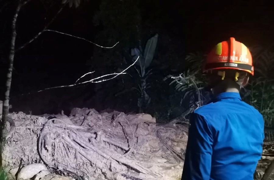 Heavy rain this afternoon caused several landslides to occur in the federal capital, including one that needed the evacuation of residents in Section 6, Wangsa Maju  -Pic credit Facebook JPA KL