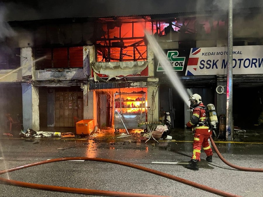 Eight Shophouses Razed In Fire | New Straits Times | Malaysia General ...