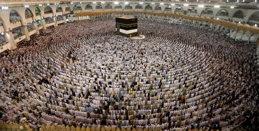 Muslims pray at the Grand mosque during the annual Haj pilgrimage in Mecca, Saudi Arabia August 29, 2017. Picture taken August 29, 2017. REUTERS Photo