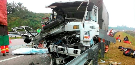 Man killed in car crash along East Coast Expressway 2 