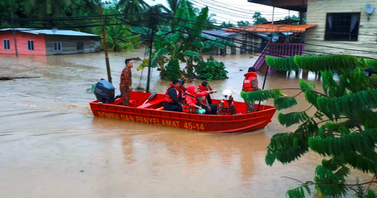 Tawau Firemen Rescue 33 People Trapped In Homes Wrecked By Flash Floods