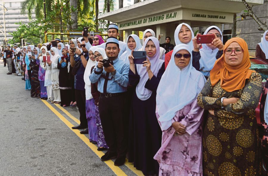 Johoreas from all walks of life and corners of the state paid their respects to the Sultan of Johor’s late mother, Enche’ Besar Hajah Khalsom, by attending the public session that was held from 8.15am till 10am today at the Grand Palacehall. Bernama Photo