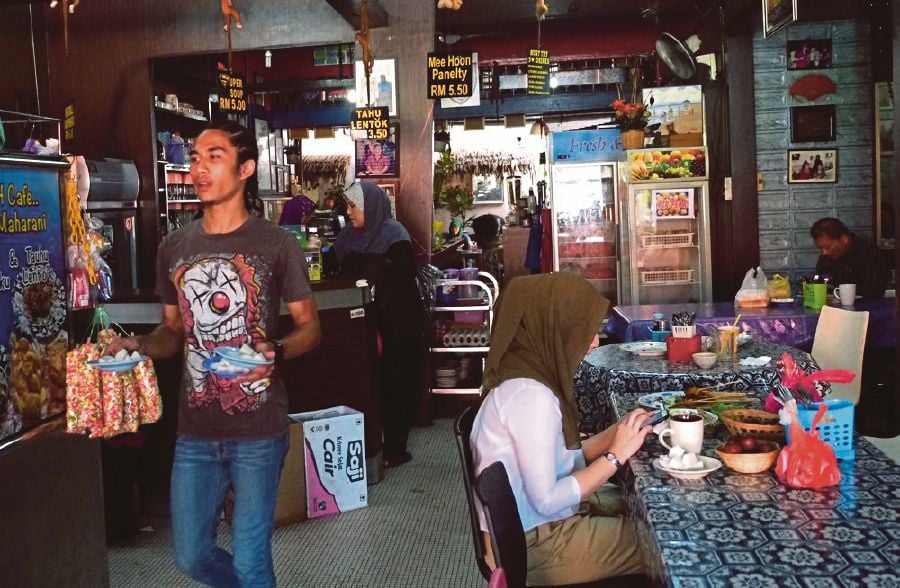 People eating satay for breakfast at an eatery in Muar. Pi xby Adi Safri 