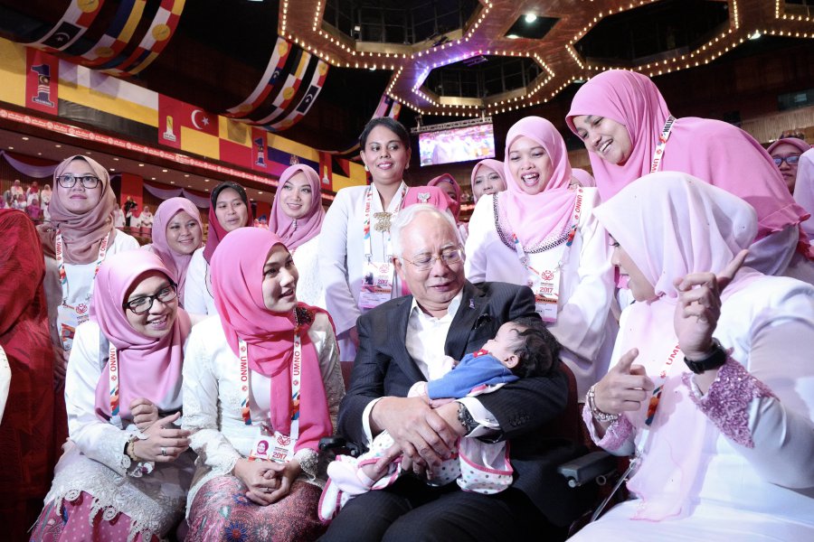 Najib Drops In On Puteri Umno Debates Hands Out Puteri Young Icon Awards