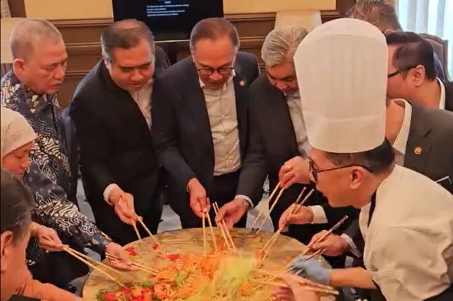 Loke holds Yee Sang tossing ceremony to strengthen camaraderie among members New