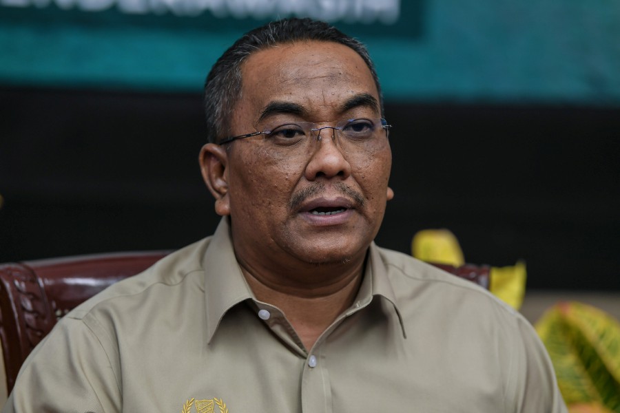 Pas national election director Datuk Seri Muhammad Sanusi Md Nor predicted that PH and BN would be clashing over the distribution of seats for the election to be held in six states latest by this July. -Bernama pic