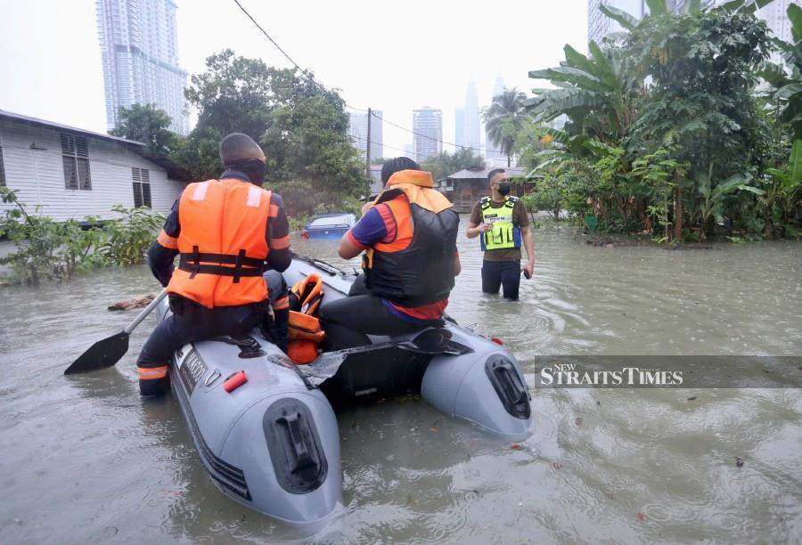 The early warning issued by government agencies such as the police, Fire and Rescue Department and the Civil Defence Force clearly helped reduce the impact of losses to residents hit by flash floods in the capital yesterday. -NSTP/FATHIL ASRI.