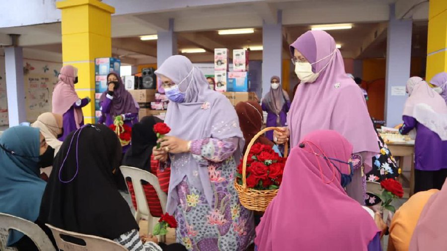 Joining the flood victims during the celebration were the Menteri besar’s wife, Datin Siti Zabidah Ab Hamid, and state Welfare, Family and Women Development Committee chairman Datuk Mumtaz Md Nawi. -Pic courtesy of Mumtaz Md Nawi