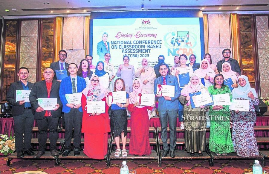 Farah Mardhy Aman (top row, centre) with the winners of the Showcase of The Best Practice Competition during the National Conference on Classroom-Based Assessment 2023 at Grand Dorsett Hotel, Subang Jaya. -NSTP/AZIAH AZMEE