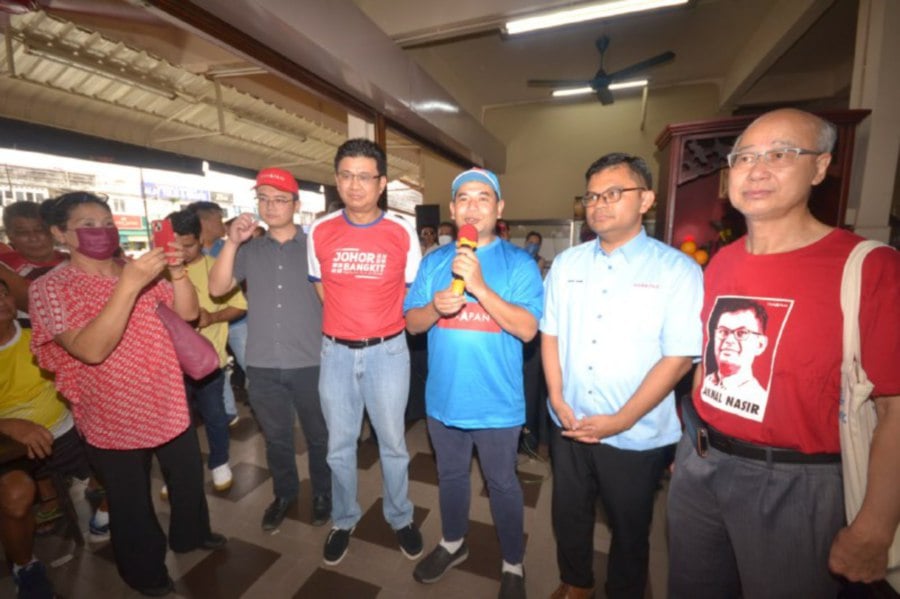 Rafizi Ramli (third from right) speaking impromptu to a crowd of patrons at a large coffee shop in Taman Sri Tebrau. With him is Akmal Nasrullah Nasir(second right). -Pic credit to writer
