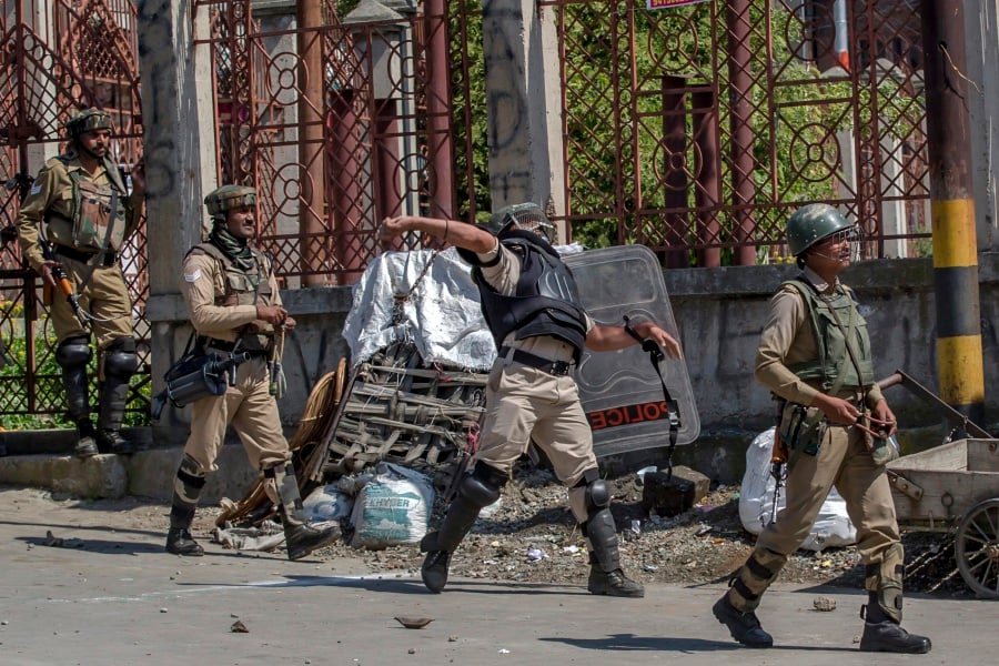 Gunfight Between Indian Police, Rebels Kills 5 In Kashmir | New Straits ...