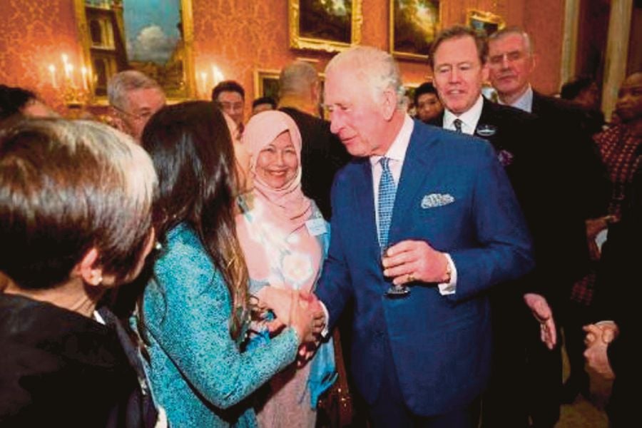  King Charles chatting with Dr Amalina Bakri about her work for the National Health Service, while journalist and Malay language teacher Zaharah Othman (centre) looks on. PIX BY IAN JONES PHOTOGRAPHY