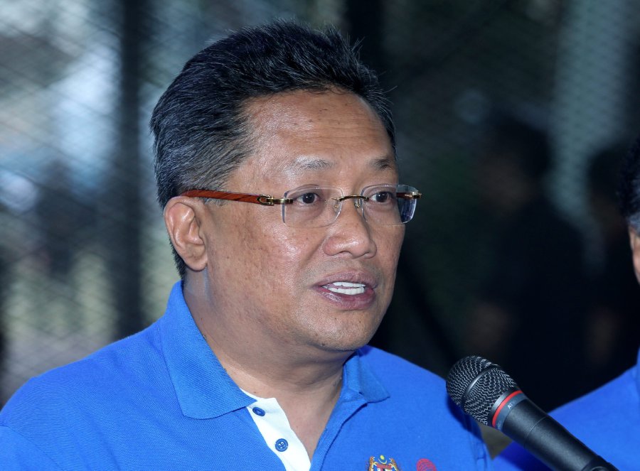 (File pix) In response to a statement by Dr Mahathir, Minister in the Prime Minister’s Department Datuk Seri Abdul Rahman Bin Dahlan said conflicts and contradictions such as this would lead to a perfect storm in the opposition coalition. (pix by YAZIT RAZALI)