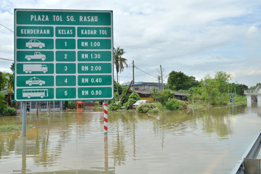 Flooding in Klang, Shah Alam brought on by high tide phenomenon, heavy