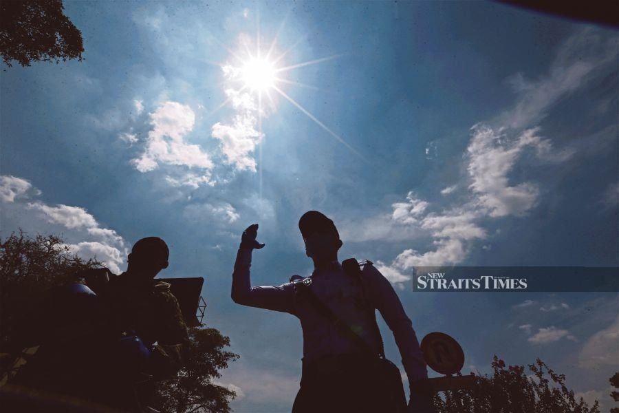 Jeli and Gua Musang in Kelantan and Temerloh, Pahang respectively recorded level two hot weather or heatwave as of 4.30 pm today. -- NSTP Filepic (For illustration purposes only)