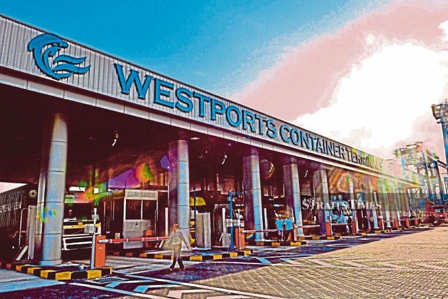 Port Klang Authority (PKA) and Westports Malaysia Sdn Bhd have signed the Third Supplemental Agreement, extending the privatisation agreement between the government and Westports for another 58 years, from 2024 to 2082. STR/FAIZ ANUAR