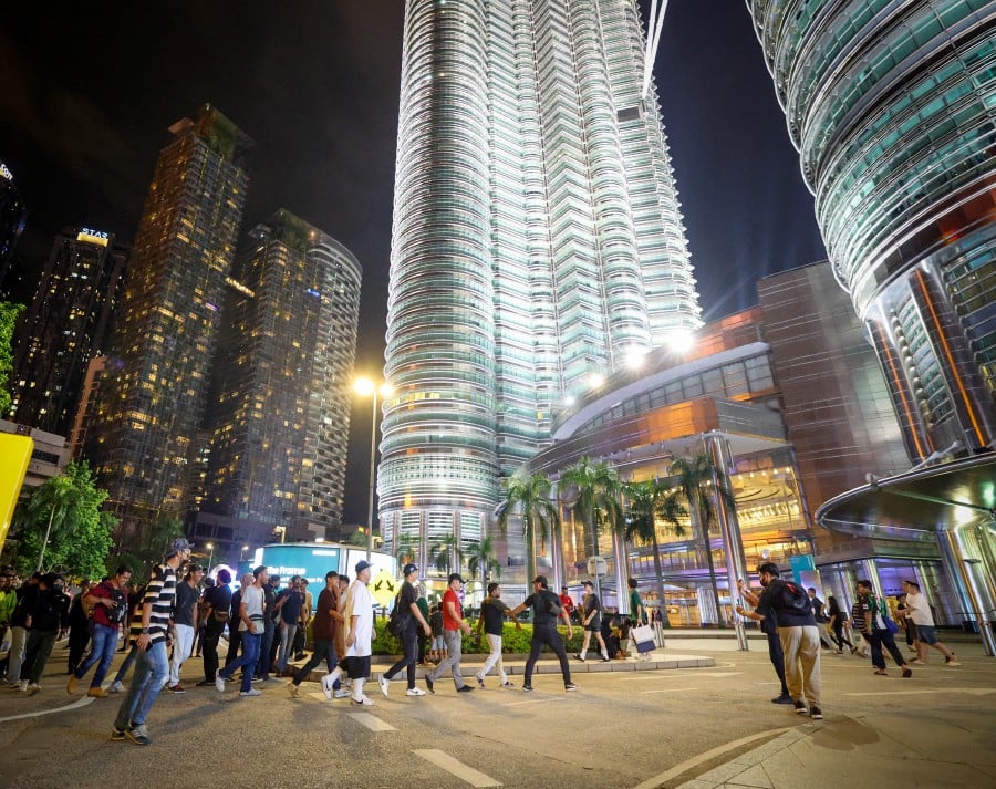 "Several undocumented foreign nationals without valid documents and permits were apprehended during an operation by the Immigration Department in Kuala Lumpur around KLCC, Saloma Link Bridge, and Pavilion Bukit Bintang." BERNAMA PIC