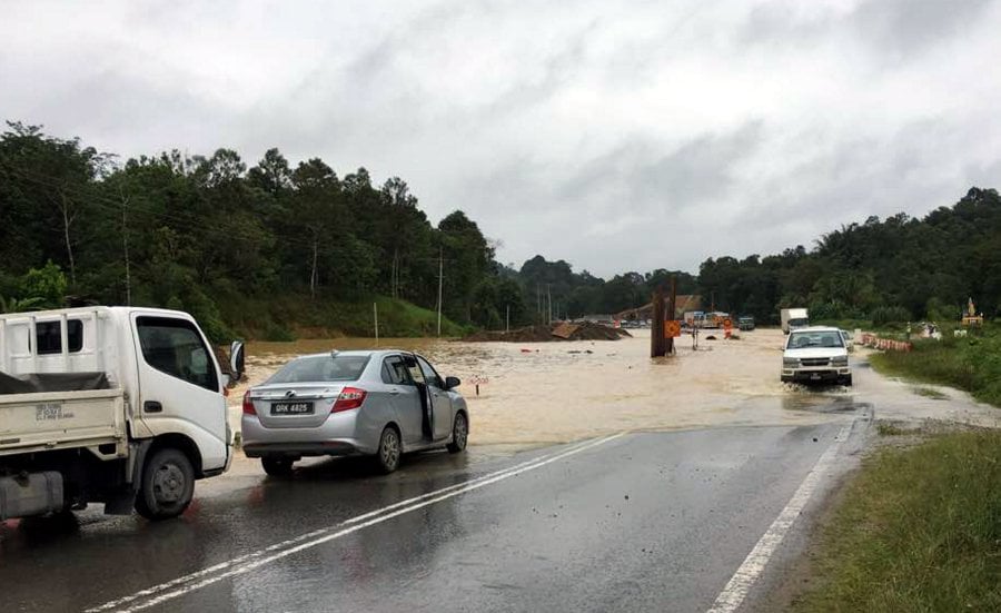 Two locations along the Sibu-Mukah road flooded early morning, causing traffic jam as vehicles had to slow down and take an alternative route. Pix by Harun Yahya