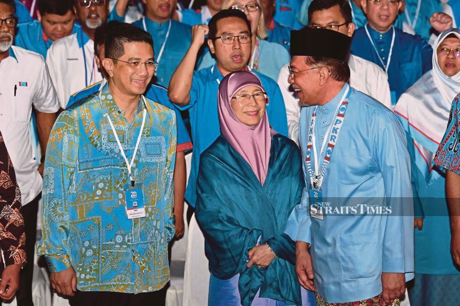 PKR president Datuk Seri Anwar Ibrahim (right) with his deputy, Datuk Seri Azmin Ali, and party advisory council chairman Datuk Seri Dr Wan Azizah Wan Ismail at the Melaka International Trade Centre yesterday. BERNAMA PIC