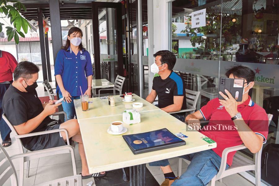 The BN candidate for the Perling state seat, Tan Hiang Kee, campaigning in a coffee shop  in Johor Baru recently.  - NSTP file pic