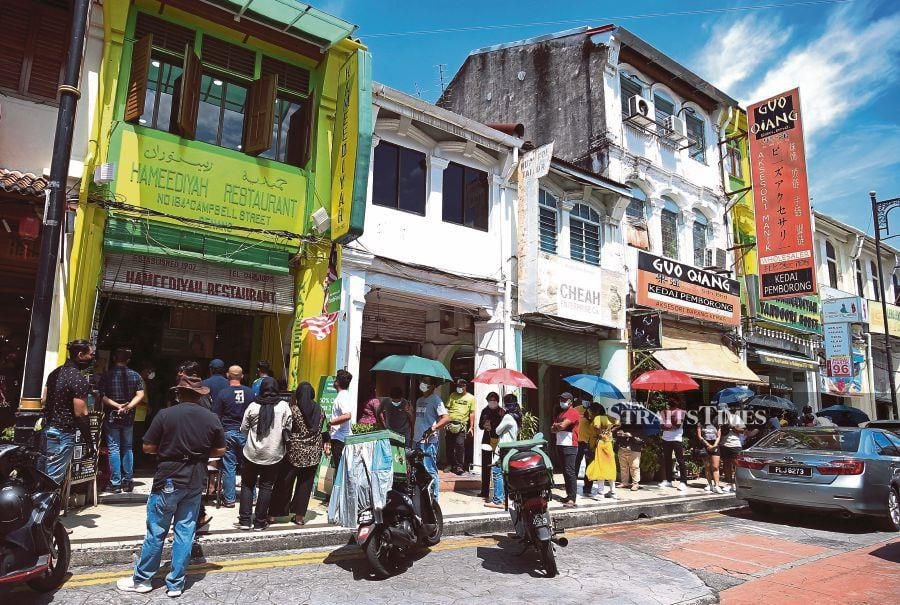  Tourists flocking to a popular nasi kandar restaurant in George Town in October. FILE PIC 