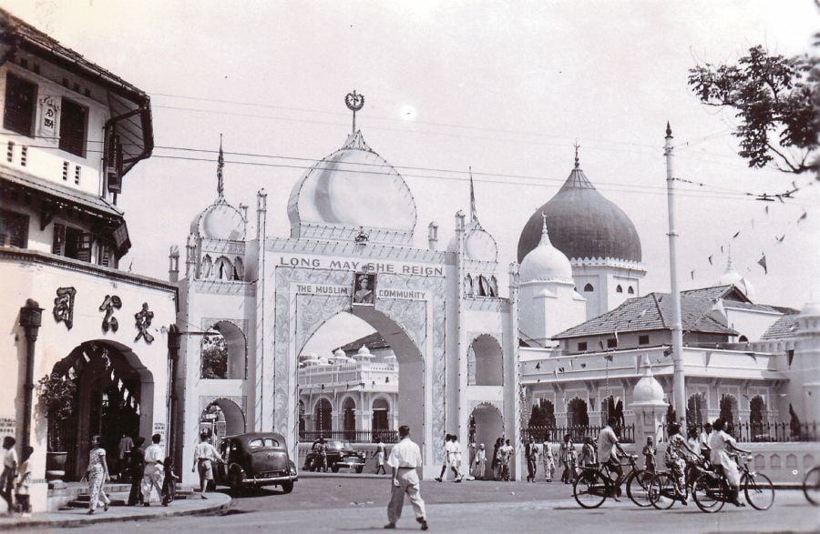  The Muslim community-sponsored Taj Mahal arch at Buckingham Street with Masjid Kapitan Keling in the background.