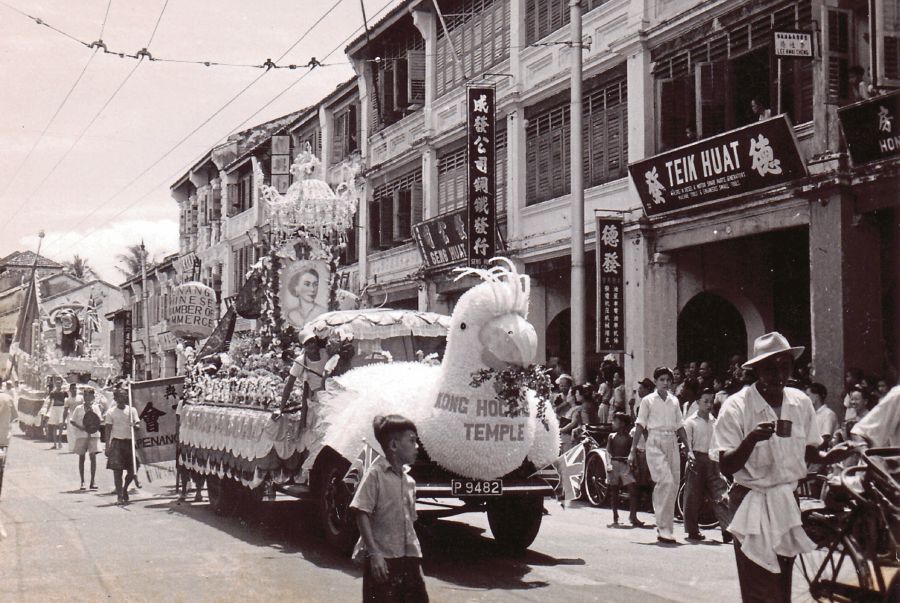 Decorative floats passing through the streets of George Town.