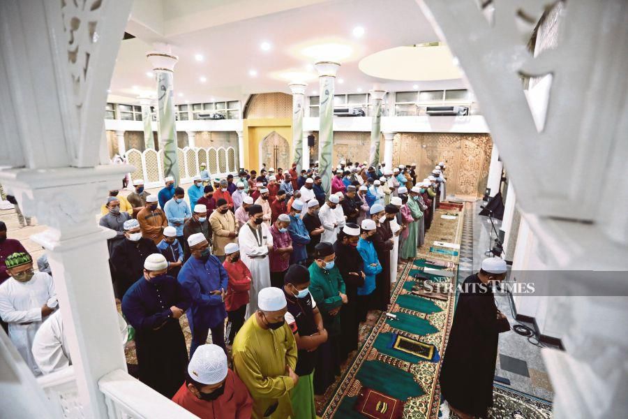  Muslims performing tarawih prayers without physical distancing in Kristal Mosque, Pulau Wan Man, Kuala Terengganu. -NSTP/GHAZALI KORI