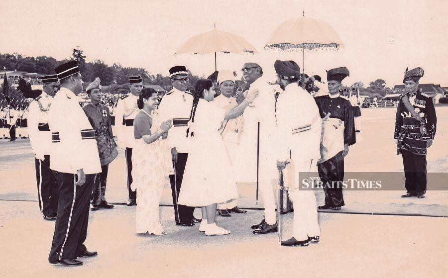  Ratna Banerji, daughter of Indian High Commissioner to Malaya, garlanding India president Rajendra Prasad, with Tunku Abdul Rahman and the Sultan of Selangor looking on. -Pic by Alan Teh Liam Seng 