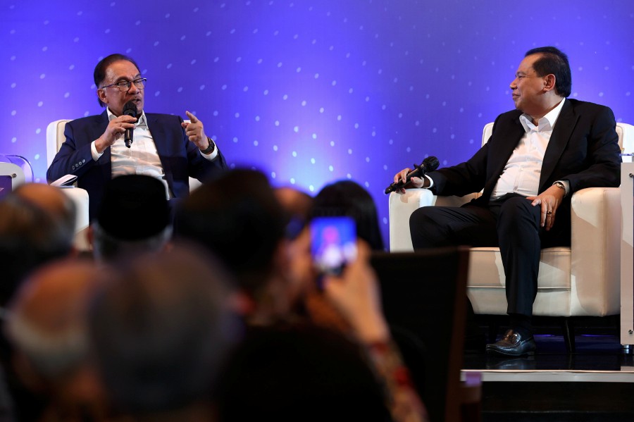 Prime Minister Datuk Seri Anwar Ibrahim (left) sharing his thoughts at the CTCorp Leadership Forum on Malaysia-indonesia Strategic Relations: Challenges and Hope here, Monday. -Bernama pic