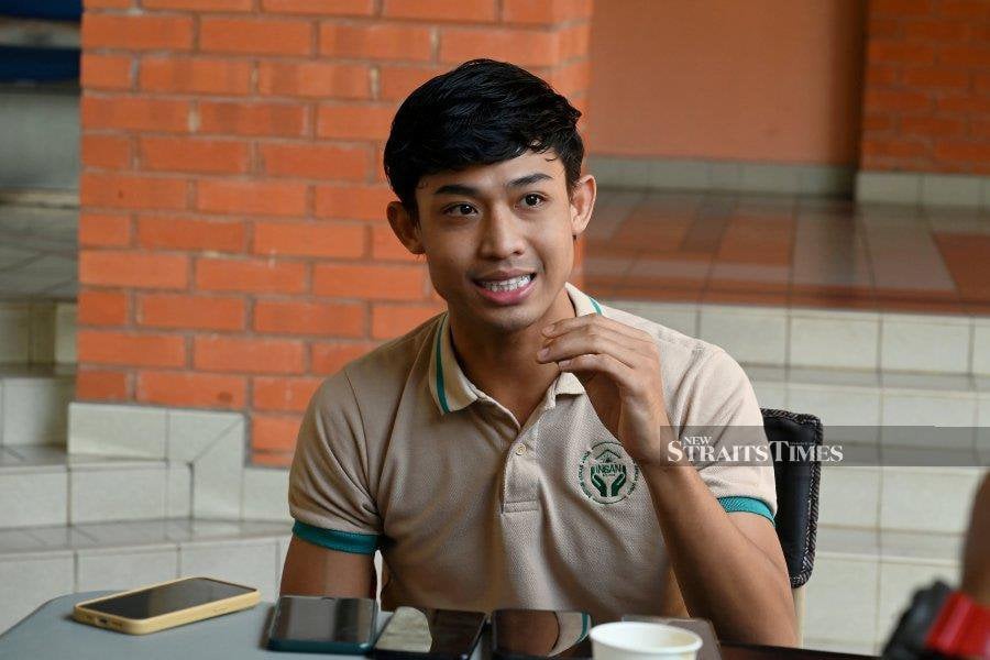 The 25-year-old, whose full name is Mohammad Amirul Aiman Norazman, stated that he is still single and has many friends, adding that it is not in his nature to inquire about his friends' family backgrounds. NSTP/NUR RAIHANA ALIA