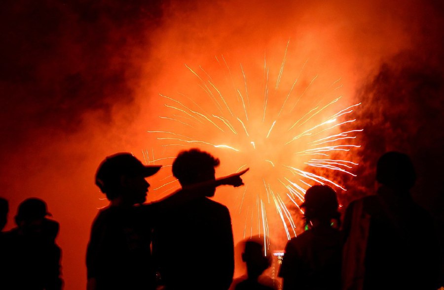 Fireworks are usually launched in the sky as soon as the clock strikes 12 on Chinese New Year’s Eve, to celebrate the coming of the year. 