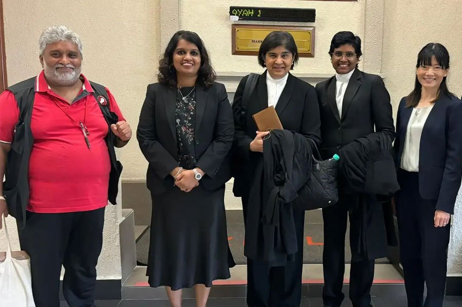 Y Kohila (second from left) with PSM deputy chairman S Arutchelvan (in red) and her legal team led by lawyer Ambiga Sreenevasan. PIC CREDIT TO SOCMED