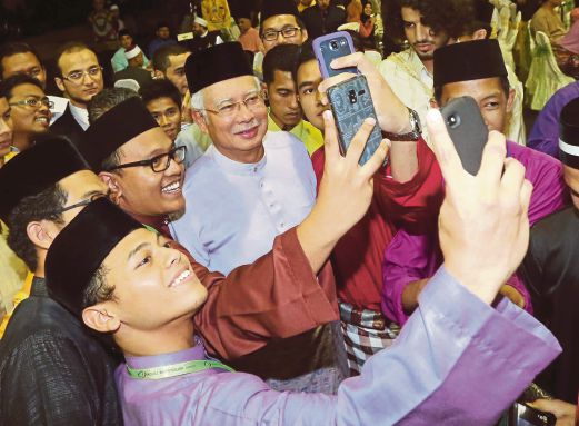  Prime Minister Datuk Seri Najib Razak taking selfies with students at a breaking of fast event with institutes of higher learning at Seri Perdana in Putrajaya yesterday. Pic by Mohd Fadli Hamzah