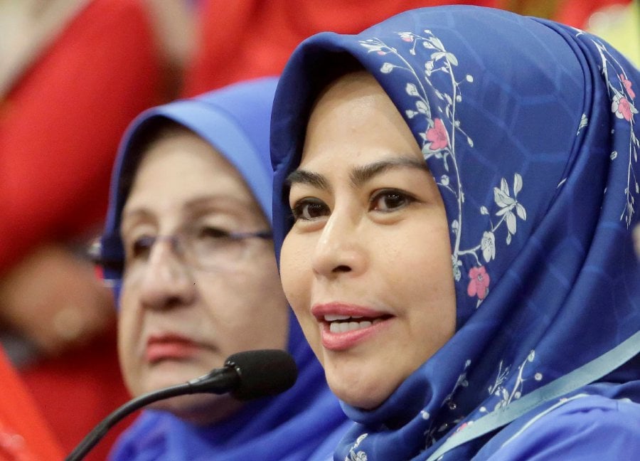 Wanita Umno Contributes Rm261k Two Gold Bangles For Najib S Bail