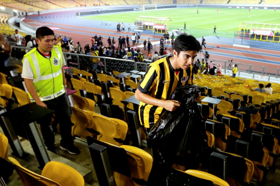 Syed Saddiq picks up rubbish after football game, video 