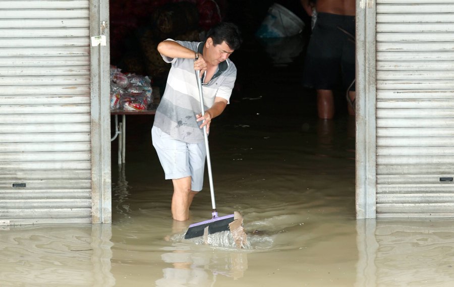 (File pix) Small and medium enterprises (SMEs) in Penang affected by the floods may have to cut employee bonuses, if necessary. 