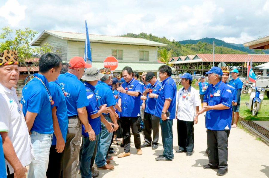 Barisan Nasional candidate for Baram state seat Anyi Ngau (5th from right) mingles with residents of Pa Dalih. Pic by KANDAU SIDI