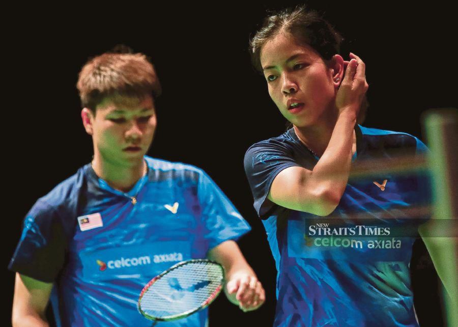 180722 Singapore July 22 2018 Xinhua Tontowi Ahmad R Liliyana Natsir Of Indonesia Compete During The Mixed Double S Final Against Malaysia S Goh Soon Huat Shevon Jemie Lai At The Singapore Badminton Open Held