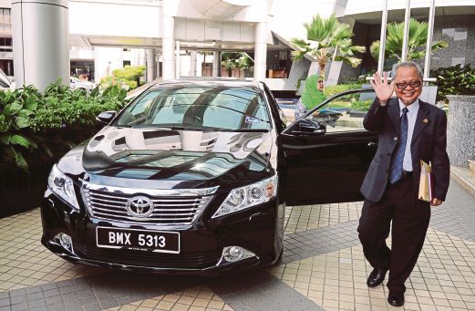  Datuk Shamsuddin Lias waving after returning the official car to the Selangor assembly secretary at the state legislative assembly building in Shah Alam yesterday. Bernama pic